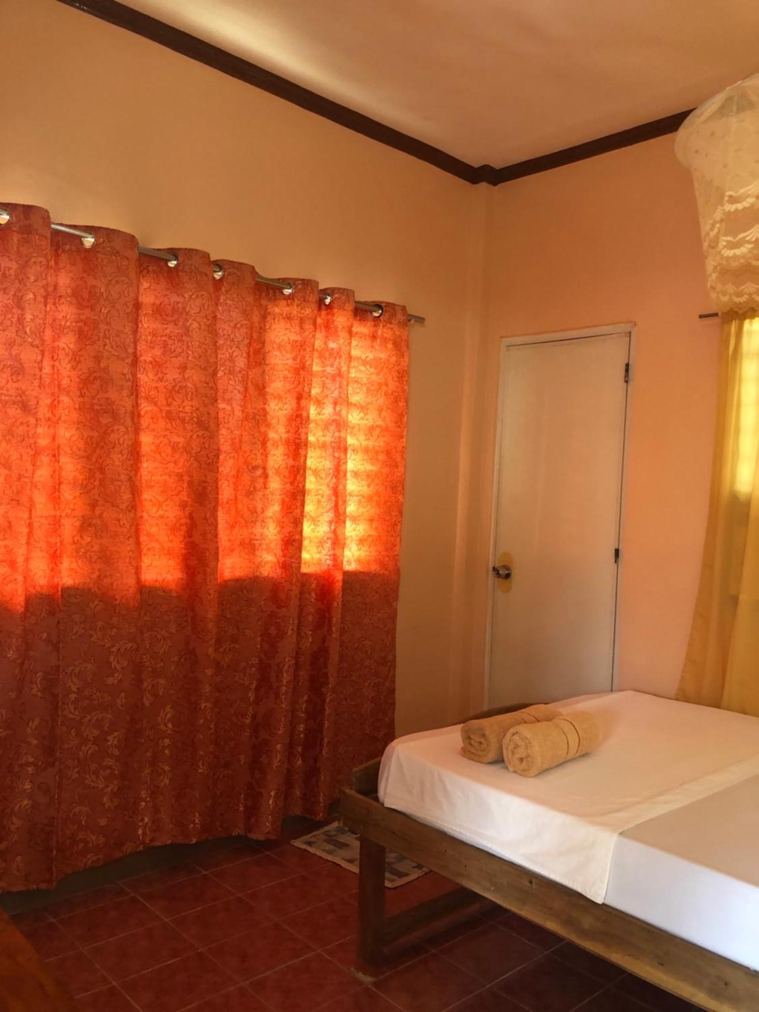 Fely'S Homestay Batuan Buitenkant foto